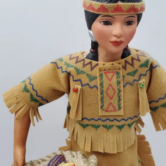 Avon Porcelain Figurine International Collection Tasime Native American Indian - Picture 2 of 15